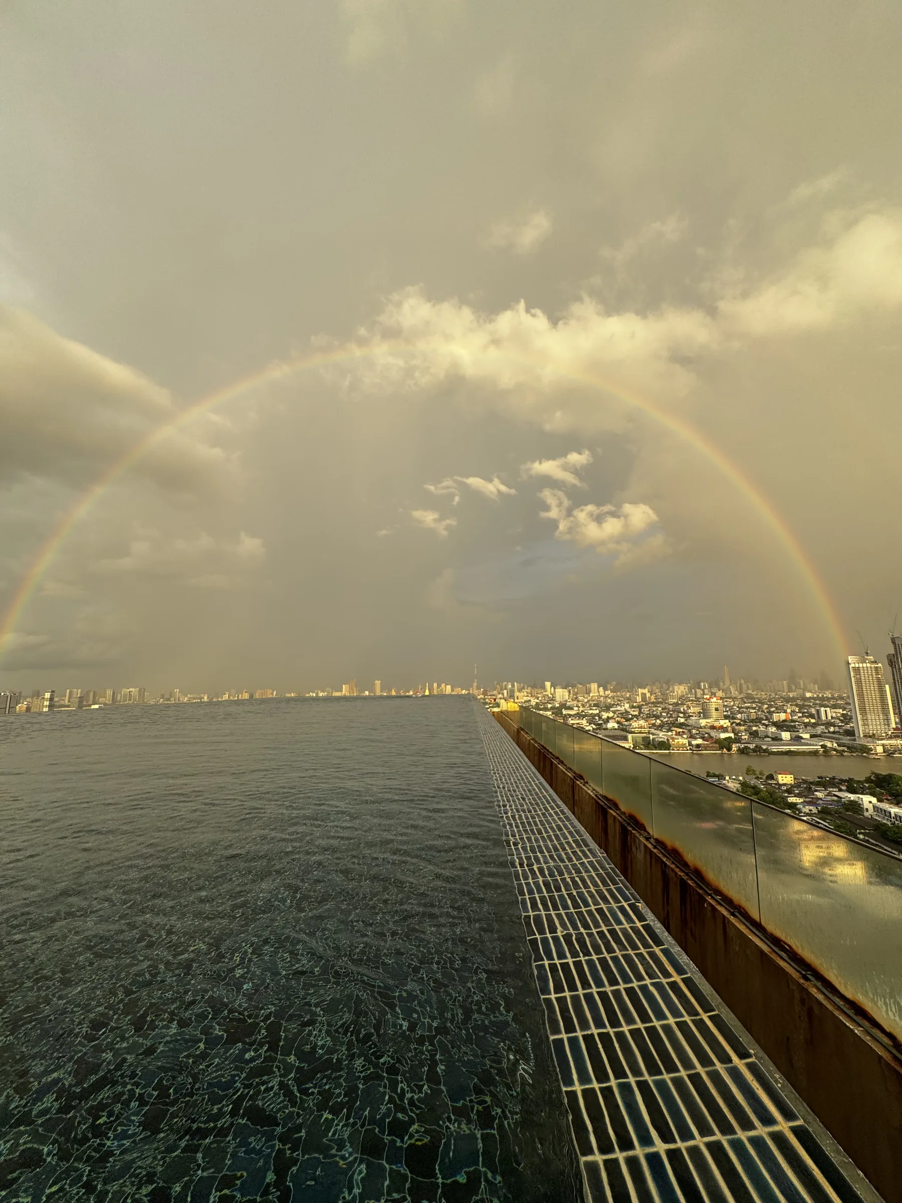 Bangkok — Ein Regenbogen-Abend
