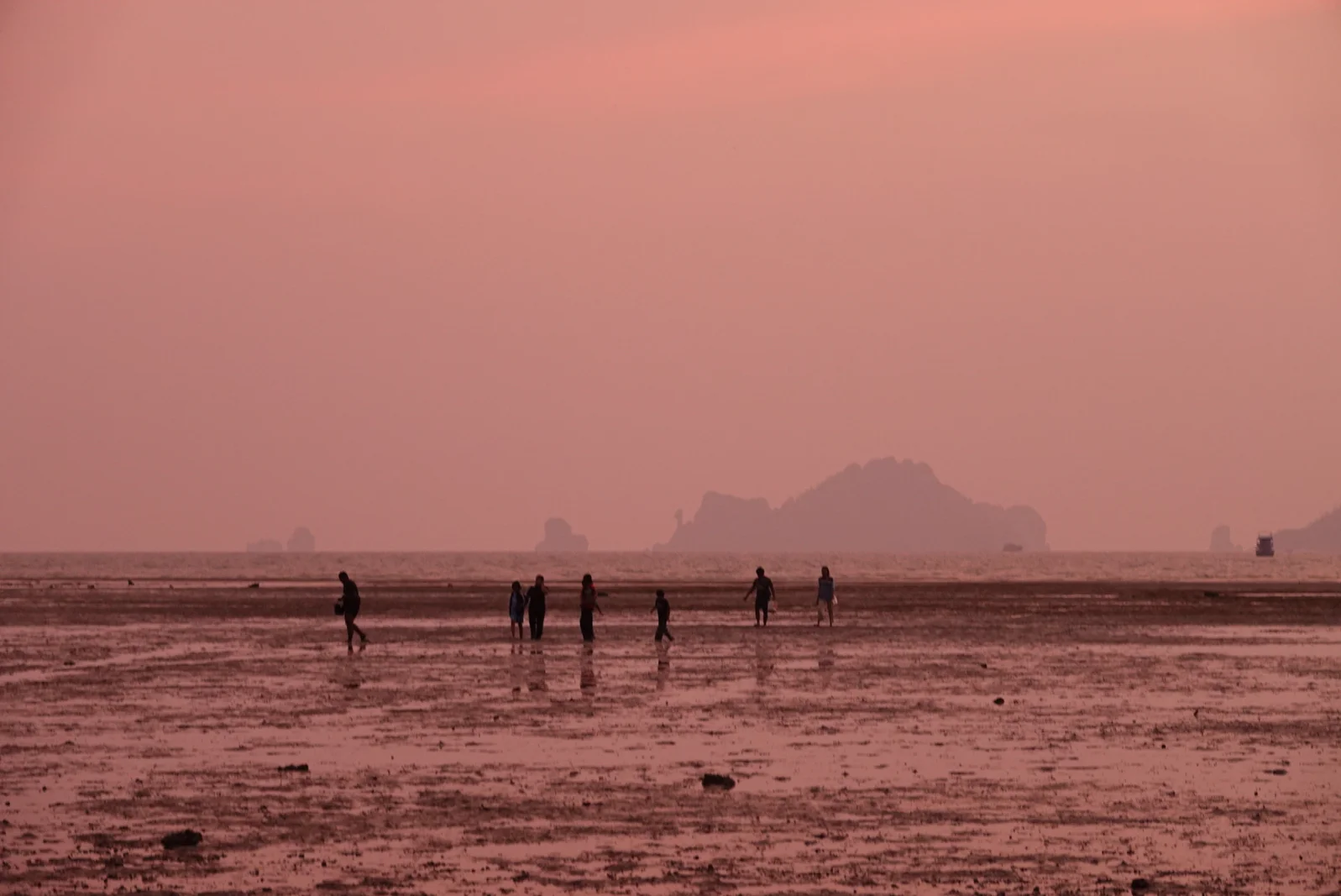 Ebbe am Strand bei Sonnenuntergang, Krabi