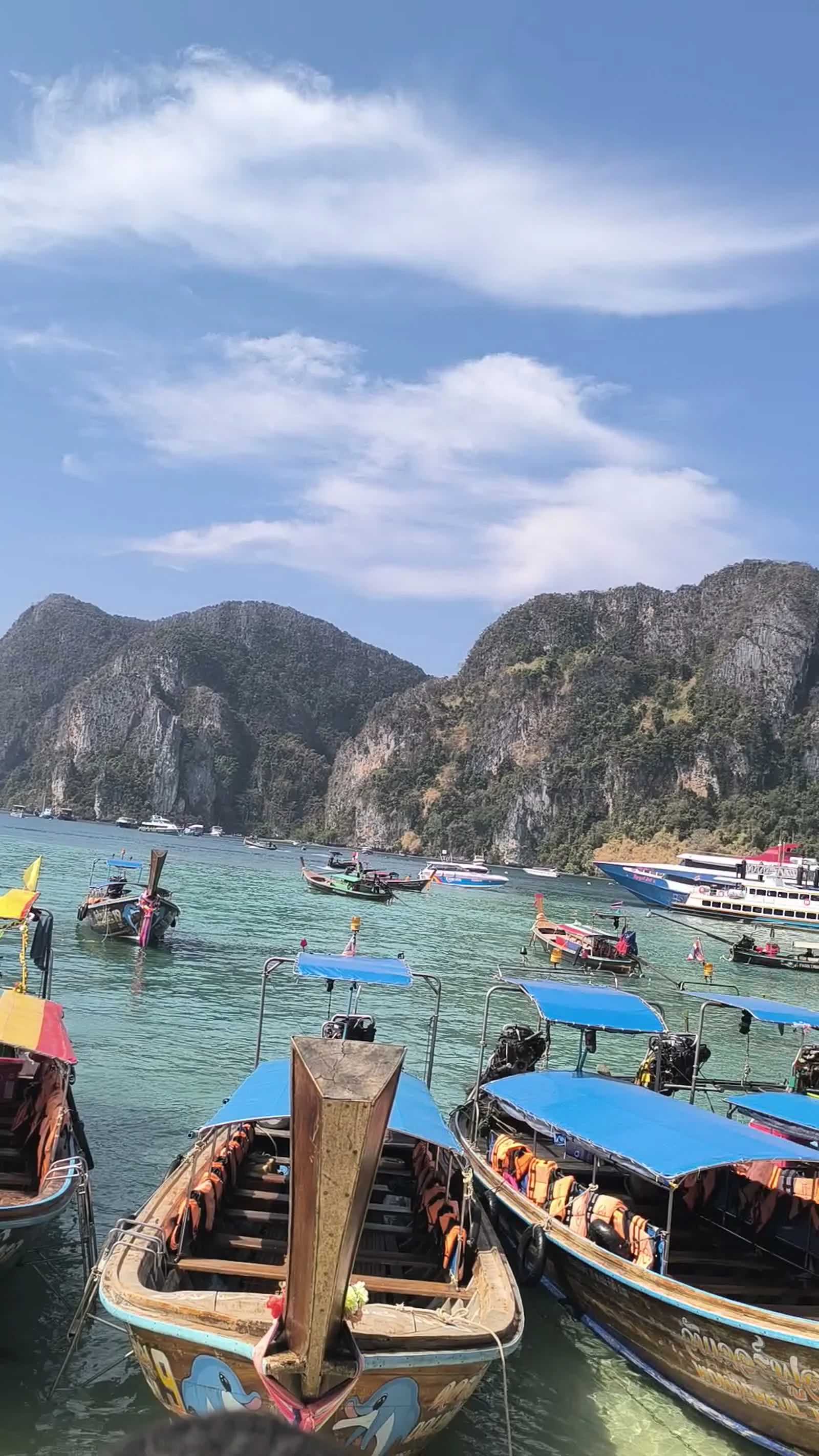 Longtail-Boote vor Koh Phi Phi