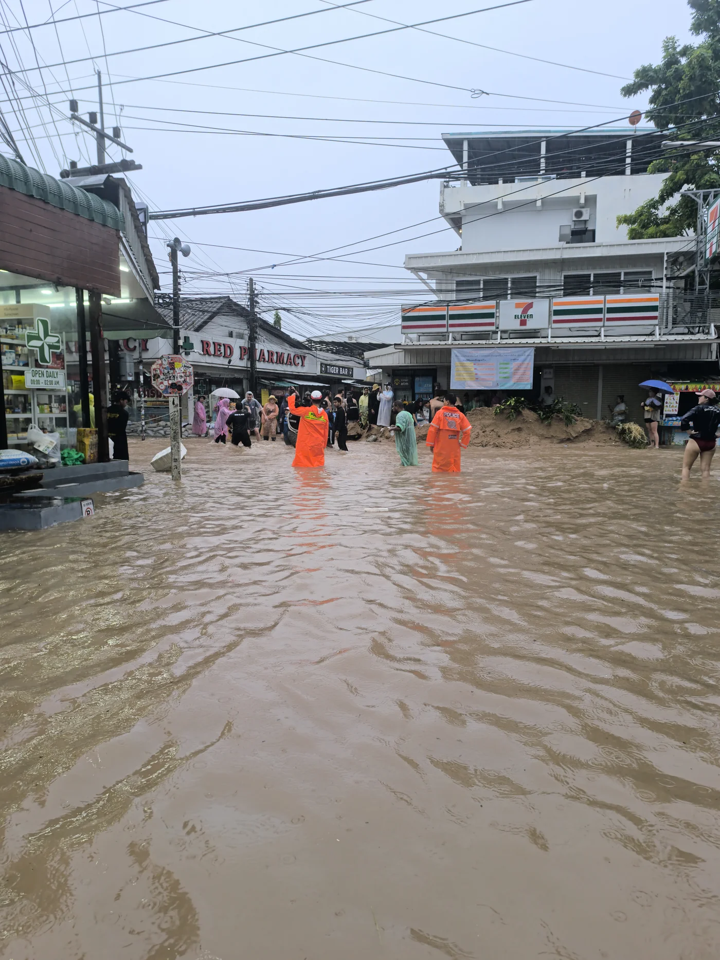 Überflutete Straße, Mönche im Wasser