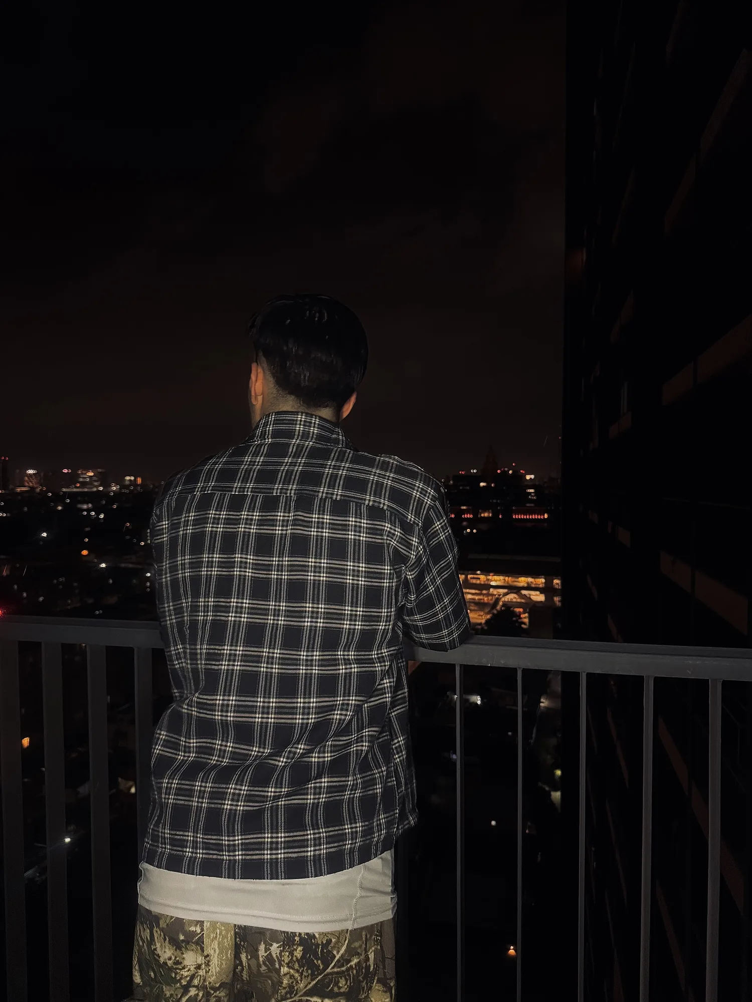 Tim auf dem Balkon, Dämmerung, Bangkok